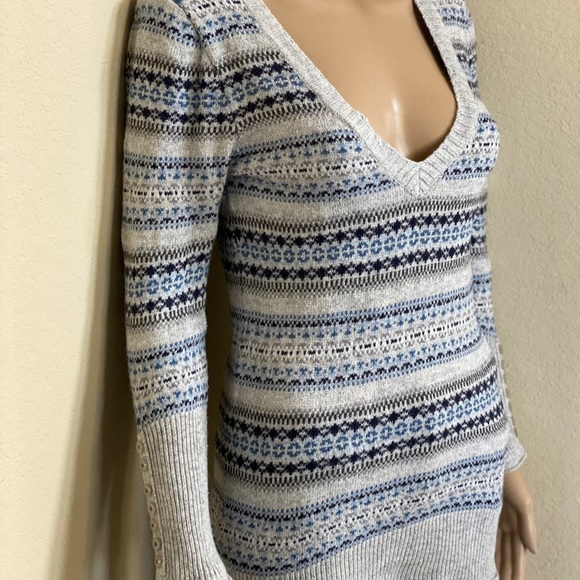 Kaisely V-Neck Sweater - Picture 2 of 9